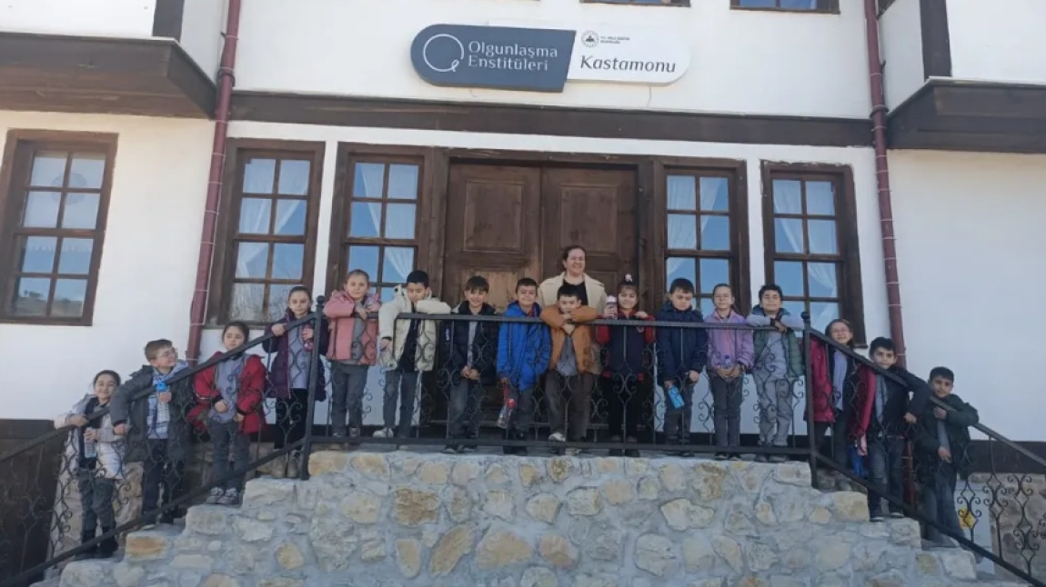 Minik Eller Sanatla Buluştu
